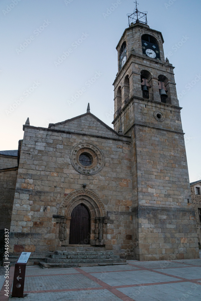 Iglesia de Santa María del Azogue (siglos XII-XIII), a primera hora de la mañana. Puebla de Sanabria, Zamora, España.