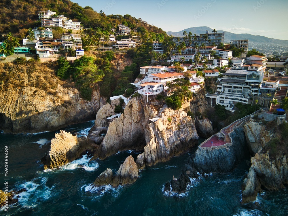 Obraz premium Aerial view of a vibrant cityscape perched atop La Quebrada cliffs, Acapulco, Mexico
