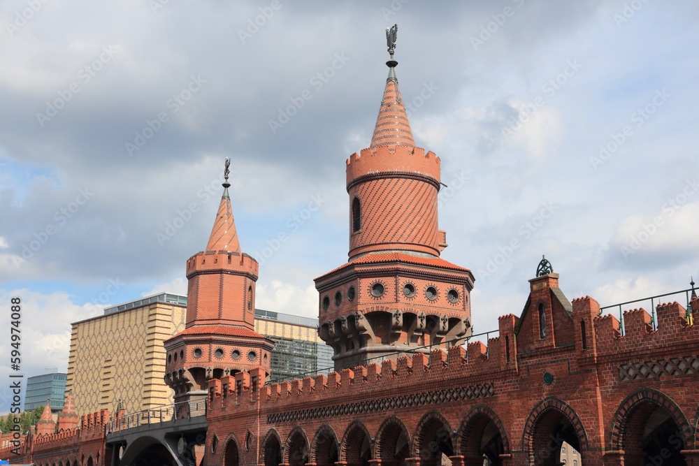 Fototapeta premium Oberbaum Bridge in Berlin, Germany