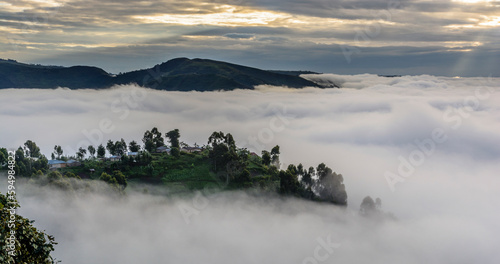 Morgennebel in den Bergen am Bunyonyi See, Distrikt Kabale, Uganda, Afrika photo