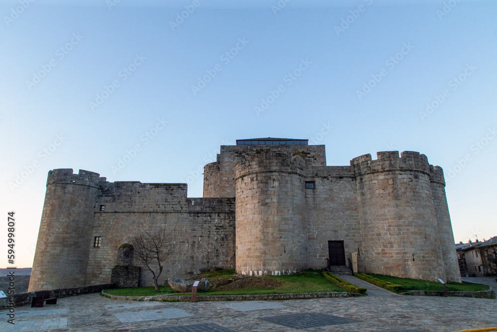 Castillo de los Condes de Benavente (siglo XV). Puebla de Sanabria, Zamora, España.