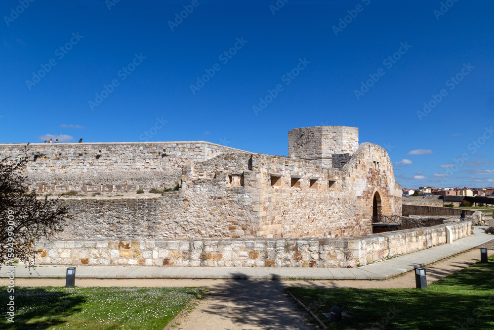 Fototapeta premium Puente levadizo y foso del castillo de Zamora. Castilla y León, España.