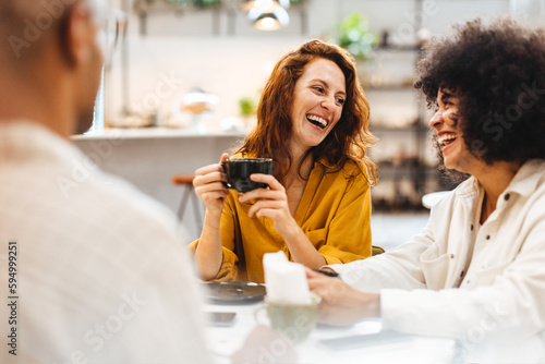 Fotografía Happy friends enjoying a social gathering in a restaurant