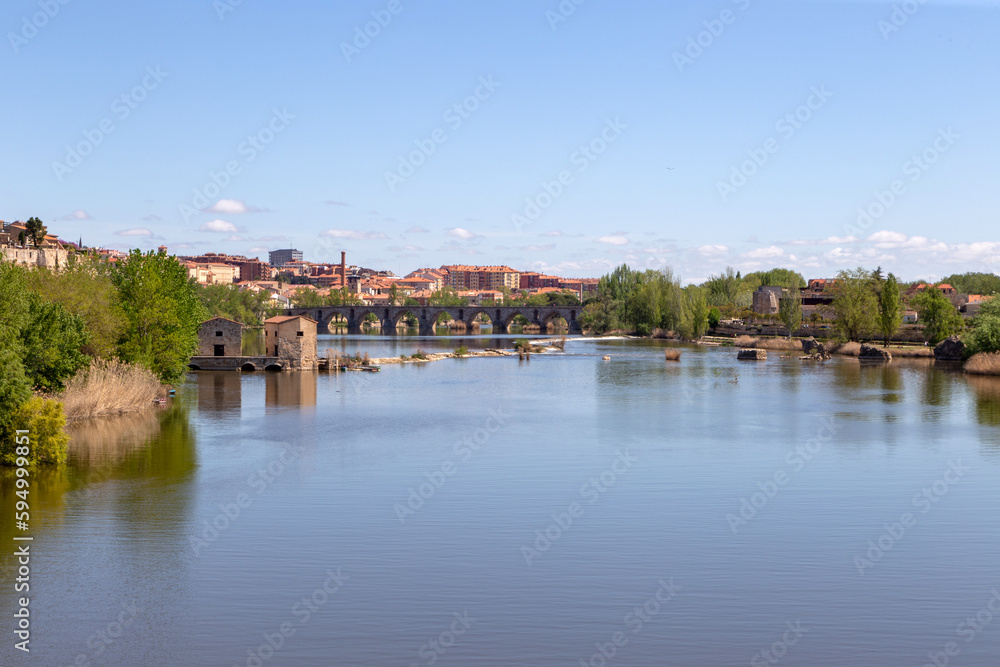 Panorámica de Zamora con el río Duero como gran protagonista. Se pueden distinguir los molinos de agua y el Puente de Piedra. Castilla y León, España.