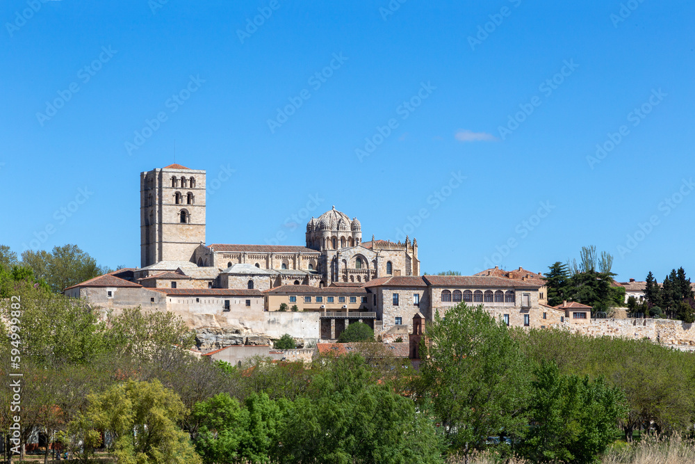 Vista panorámica de la catedral, muralla y castillo de Zamora. Castilla y León, España.