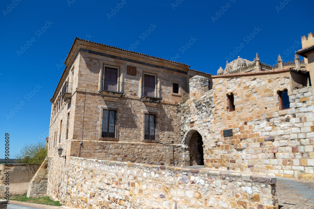 Puerta de Olivares (siglo X). Una de las puertas de la muralla de la ciudad. Zamora, Castilla y León, España. Puerta de Olivares (siglo X). Una de las puertas de la muralla de la ciudad. Zamora, Castilla y León, España.