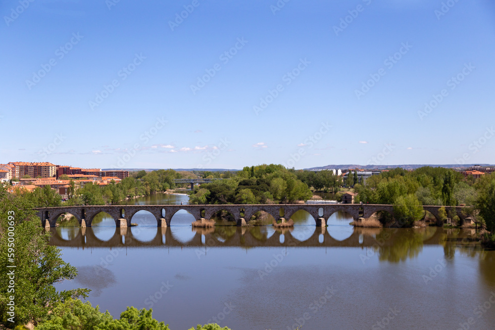 Fototapeta premium Puente de Piedra (siglo XIII). Zamora, Castilla y León, España.
