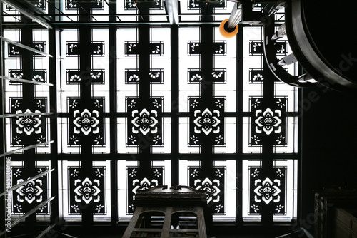 Overlooking the light-transmitting classical carved ceiling