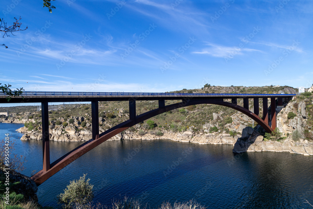 Puente de arco de Ricobayo. Zamora, Castilla y León, España.