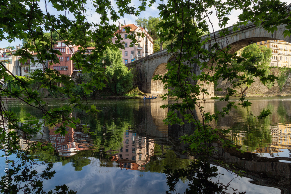 Vista del puente São Gonçalo (siglo XVIII), sobre el río Tâmega en la ciudad de Amarante. Oporto, Portugal.