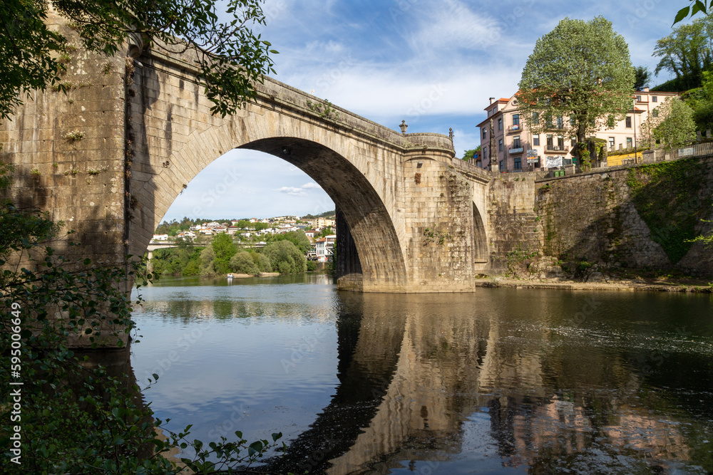 Puente de São Gonçalo (siglo XVIII), sobre el río Tâmega en la encantadora ciudad portuguesa de Amarante. Porto, Portugal.