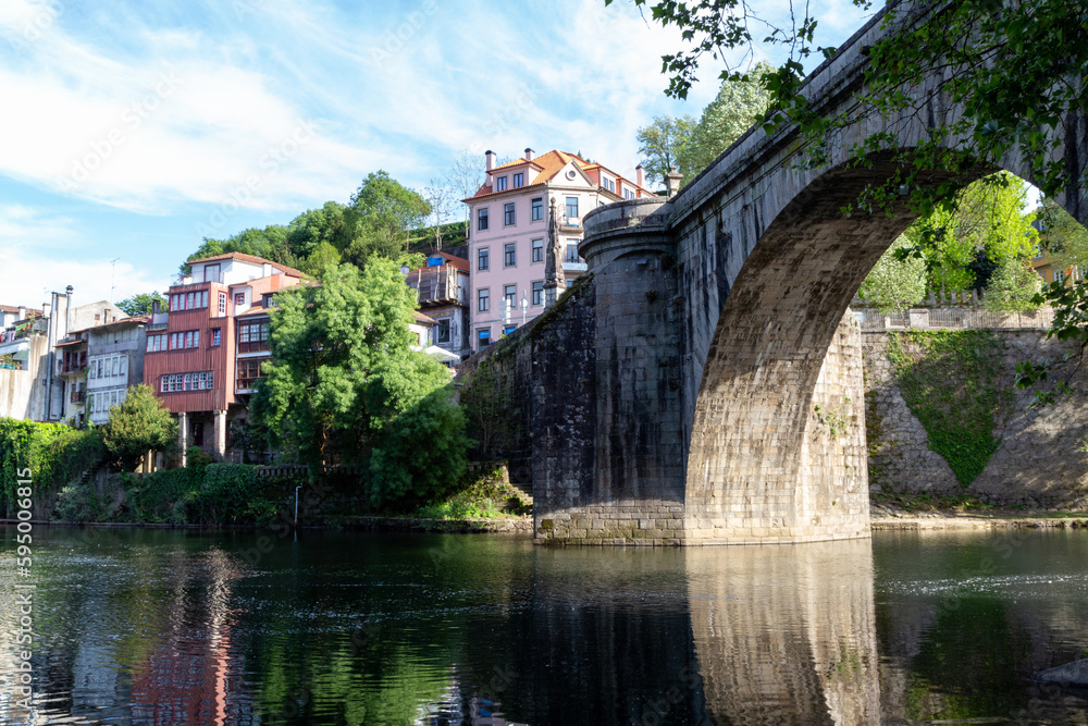 Vista del puente São Gonçalo (siglo XVIII), sobre el río Tâmega en la ciudad de Amarante. Porto, Portugal.