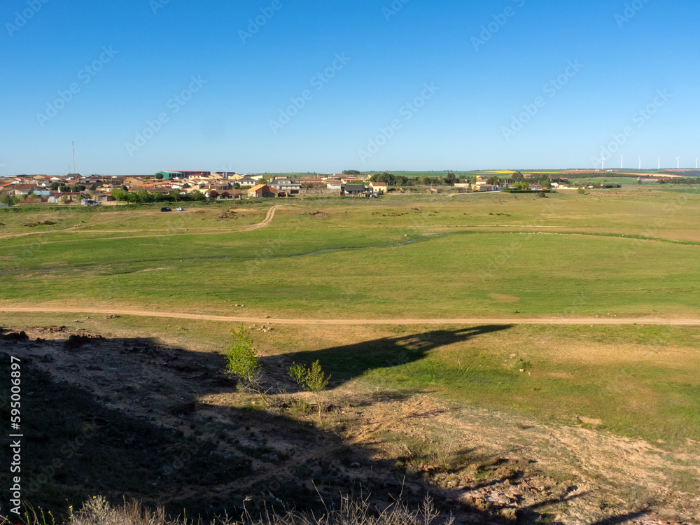 Fototapeta premium Vista panorámica del pueblo de Montamarta desde la Ermita de la Virgen del Castillo. Zamora, Castilla y León, España.