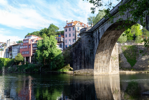 Vista del puente São Gonçalo (siglo XVIII), sobre el río Tâmega en la ciudad de Amarante. Porto, Portugal.