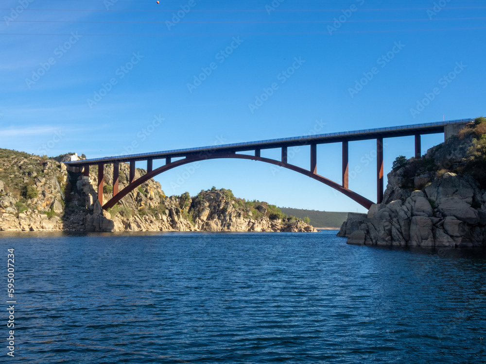 Naklejka premium Puente de arco de Ricobayo (1996). Zamora, Castilla y León, España.