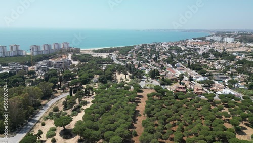 Vista aérea de pinar cerca de la playa en El Puerto de Santa María, Cádiz, Andalucía.
