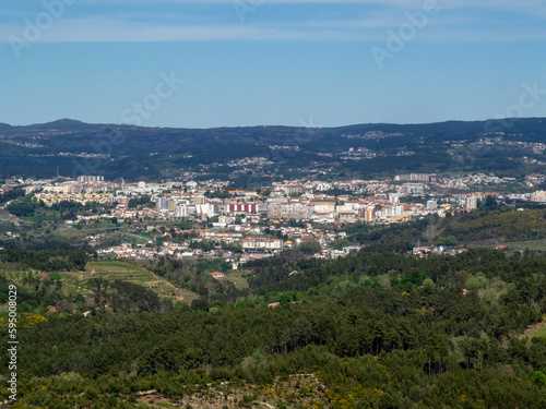 Vista panorámica de Vila Real desde la distancia. Portugal.