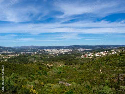 Vista panorámica de Vila Real desde la distancia. Portugal.