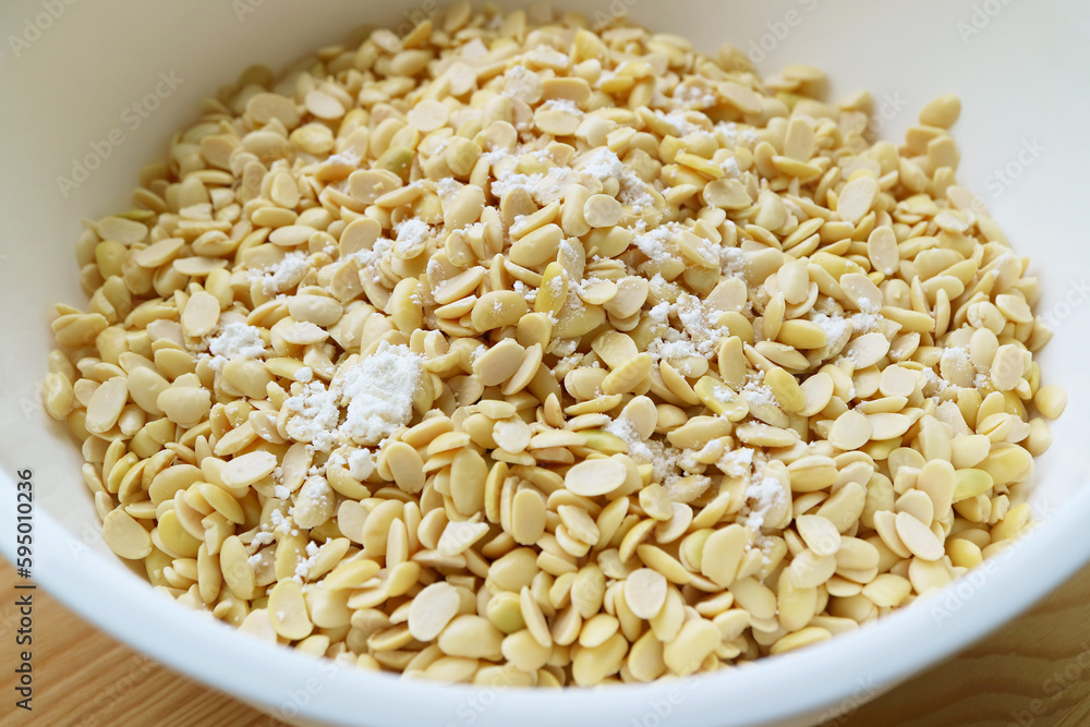Process of Mix Powdered Tempeh Starter with Boiled Soybeans Process of Mix Powdered Tempeh Starter with Boiled Soybeans