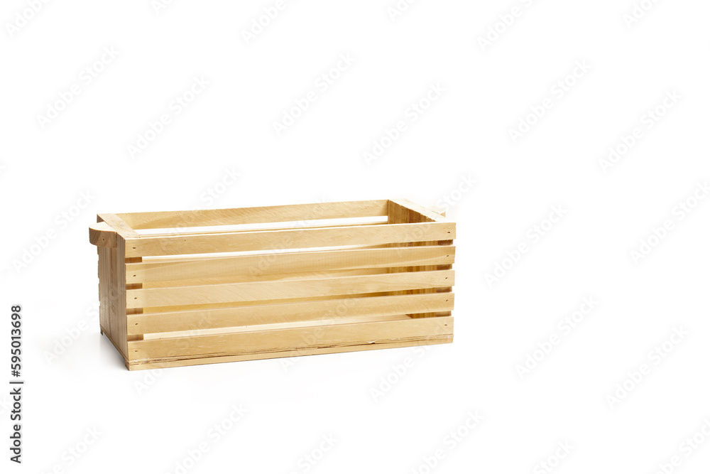Caja de madera sobre un fondo blanco liso y aislado. Vista de frente y de cerca. Copy space
