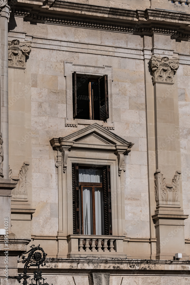 Obraz premium Architectural fragments of Valencia City Hall (Ayuntamiento de Valencia) built in an eclectic style in the 18th century is located on Valencia central Plaza del Ayuntamiento. VALENCIA, SPAIN.