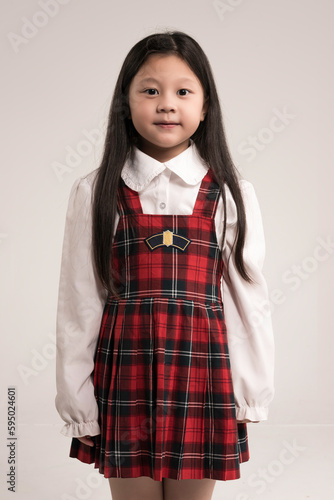 Obraz na płótnie portrait of a little girl standing over white background. w salonie