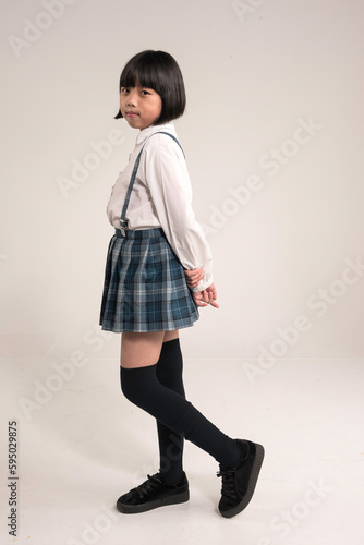 Obraz na płótnie portrait of a little girl standing over white background. w salonie