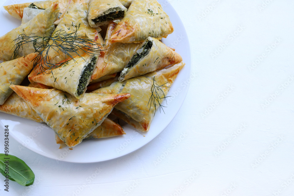 Cucina tradizionale greca. Spanakopita, triangoli croccanti di pasta