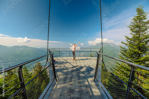 Foto Woman on Aussichtsplattform Cardada platform on top of Cardada-Cimetta mount in Switzerland