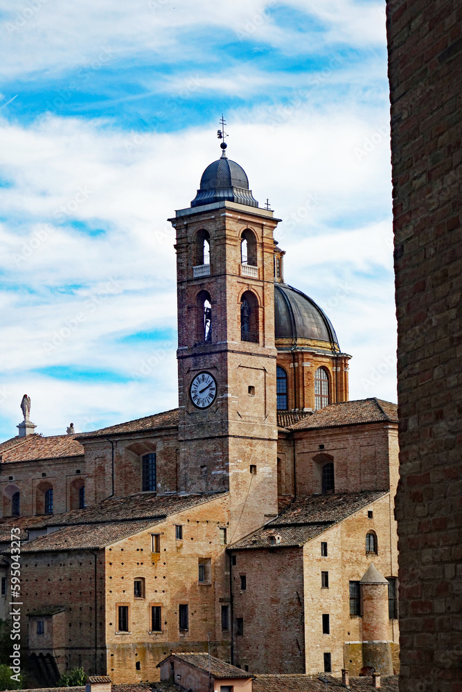 Urbino Blick auf den Dom Hochformat