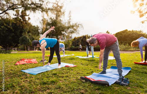 Fotografia Happy senior friends doing workout activity in a public park - Health elderly pe