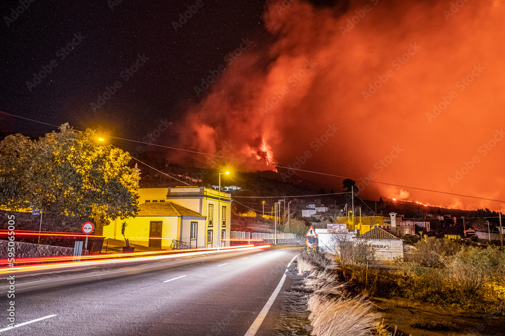 Calle de La Palma con la erupción del volcán de fondo, La Palma, Islas Canarias