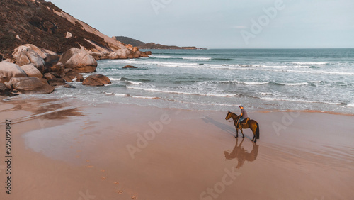 Cavalo Animal Praia Paradisíaca Cavalgada Cavalgar Moçambique Florianópolis Floripa Santa Catarina Pedras Rochas Oceano Praia Atlântico Mar Ondas Areia Animais Brasil Brasileira Aventura
