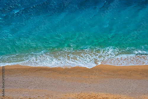 Obraz na płótnie Clear turquose sea water at the empty beach, aerial view w salonie