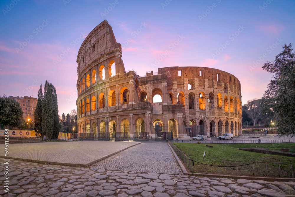 Rome, Italy at the ancient Roman Colosseum Amphitheater at night. - obrazy, fototapety, plakaty 