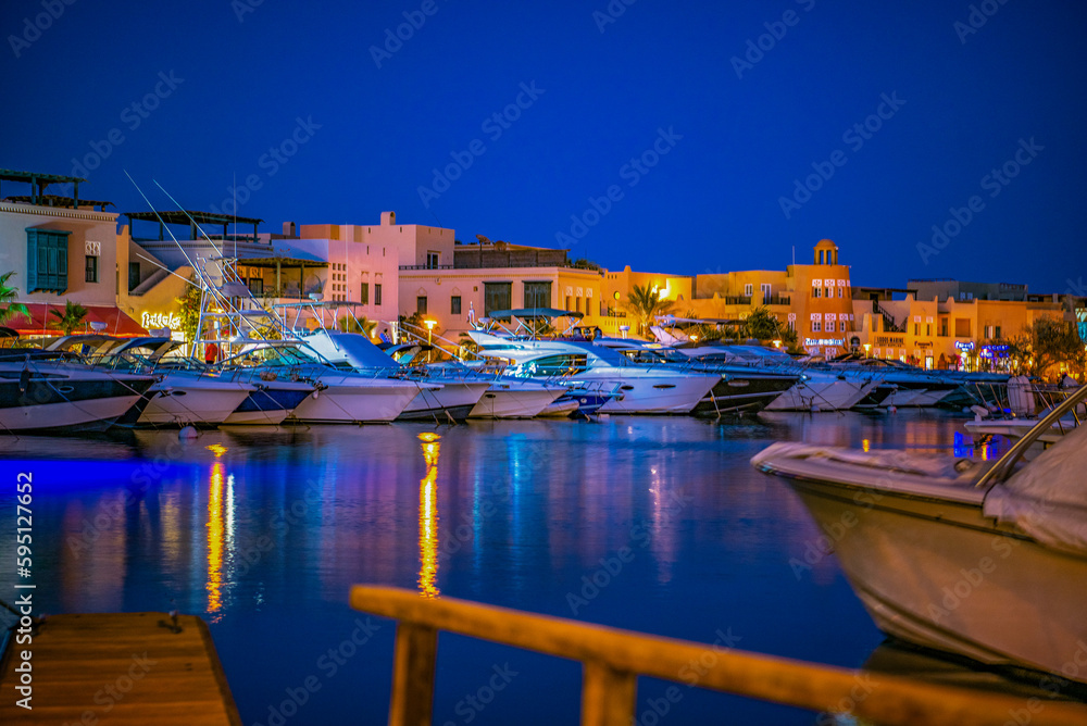 EL Gouna in Ägypten, Abu Tig Marina mit Booten und Spiegelungen zur Blauen Stunde.