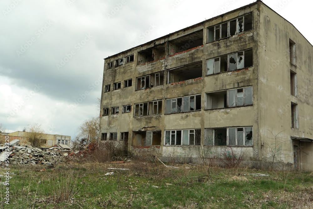 Zniszczony blok w Europie Wschodniej, widoki na wschodnich stronach europy. - obrazy, fototapety, plakaty 
