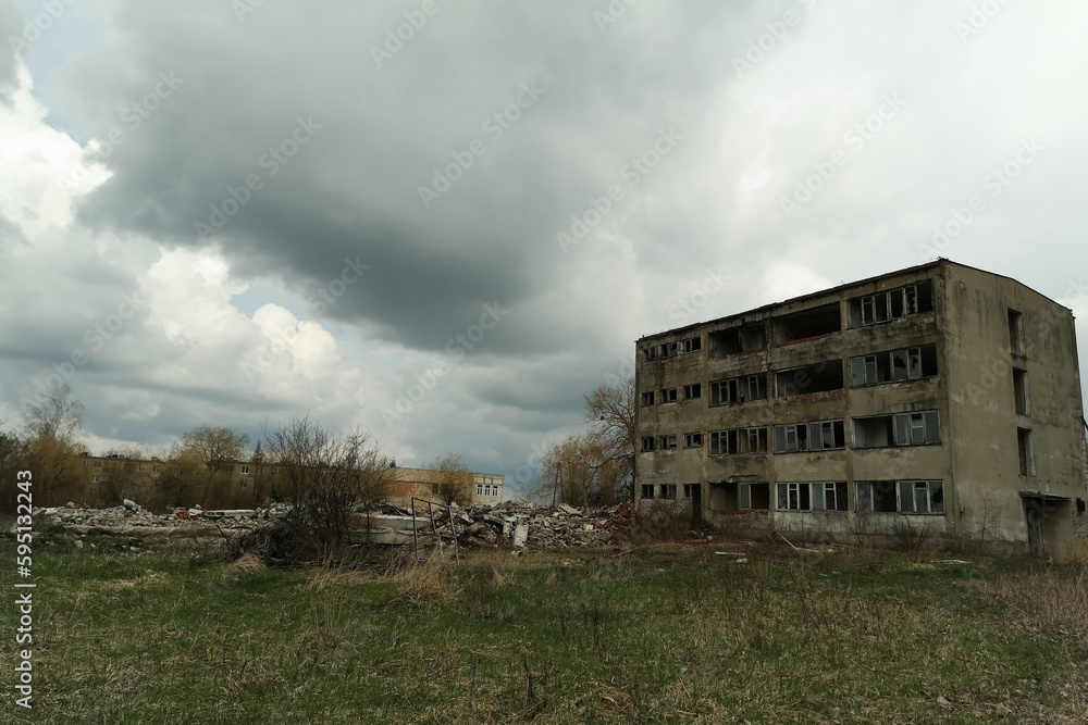 Zniszczony blok w Europie Wschodniej, widoki na wschodnich stronach europy. - obrazy, fototapety, plakaty 