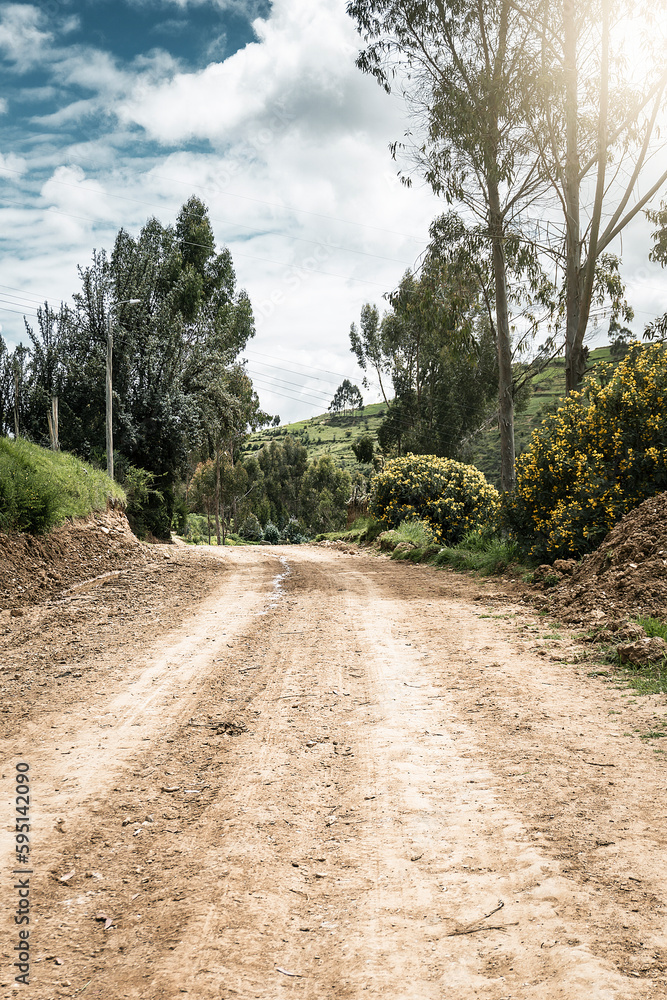 carretera en la sierra peruana junto a un paisaje vacío, para usarse en fotomontajes de automóviles