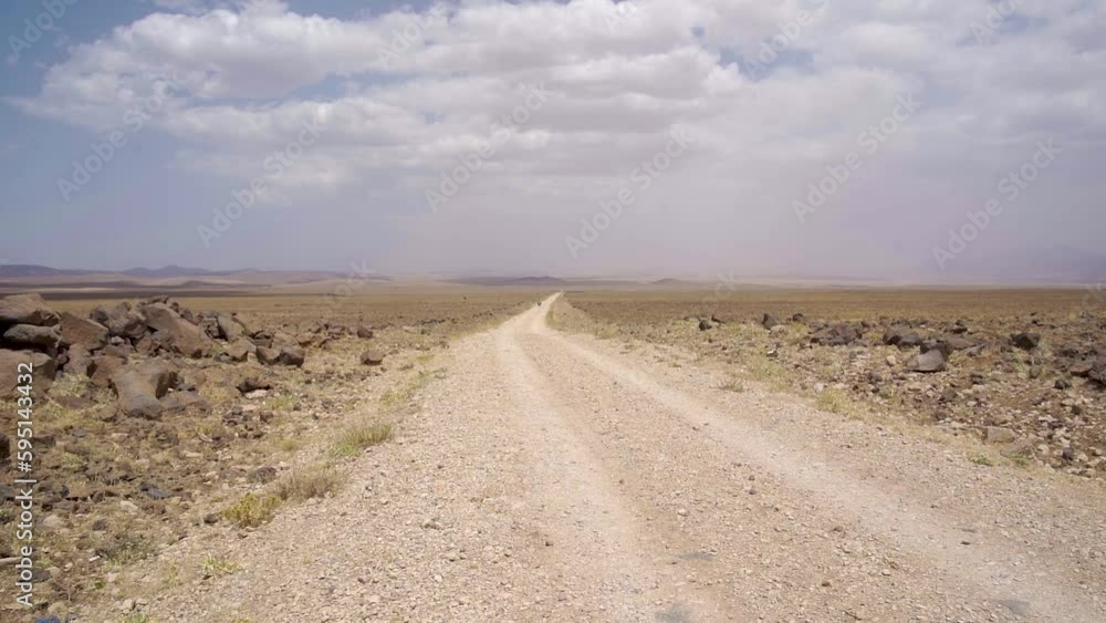 Motard seul sur les chemins en Afghanistan Motard seul sur les chemins en Afghanistan