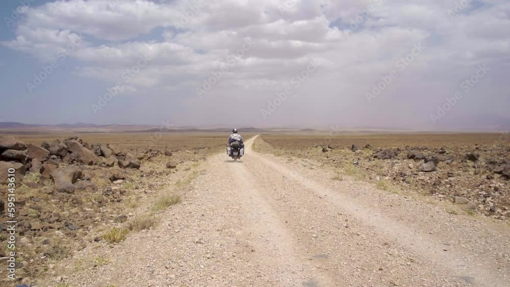 Motard seul sur les chemins en Afghanistan Motard seul sur les chemins en Afghanistan