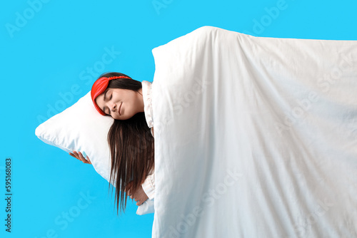 Young woman with sleeping m...