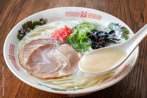 Foto できたての豚骨ラーメン