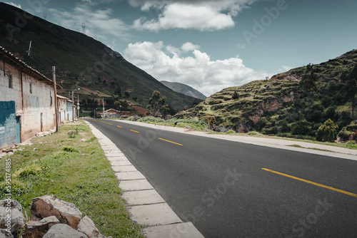 carretera en la sierra peruana junto a un paisaje vacío, para usarse en fotomontajes de automóviles photo