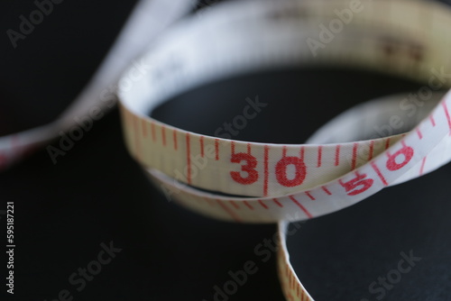 メジャー　絡まったメジャー　摂食障害　過剰なダイエット　体重測定　巻き尺 photo