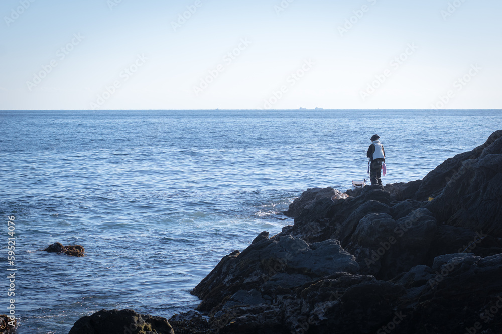 海で釣りをする人 海で釣りをする人