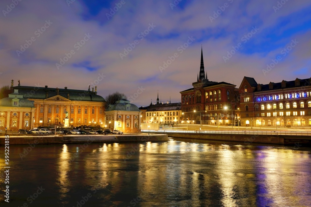 Obraz premium Beautiful panorama of illuminated Stockholm by night, waterfront view. Sweden