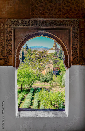 Janela de um palácio Nazarie com vista para os jardins de Alhambra photo