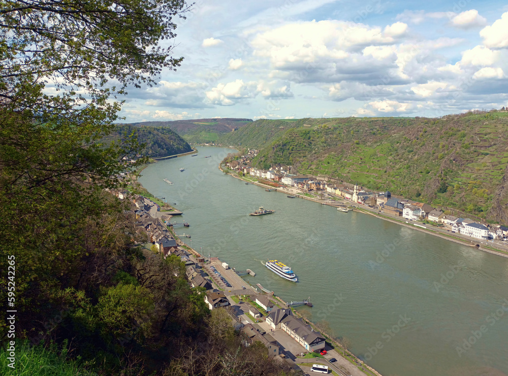 Autofähre )mittig auf dem Rhein) zwischen St. Goar und St. Goarshausen am Rhein im Oberen Mittelrheintal vom Wanderweg Traumschleife Mittelrhein, nominiert als Deutschlands schönster Wanderweg 2023.