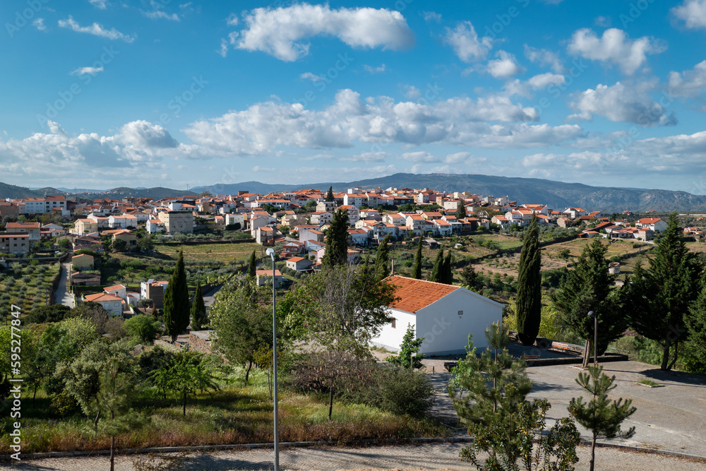 Vista panorâmica sobre parte da cidade de Vila Nova de Foz Côa em Trás os Montes, Portugal
